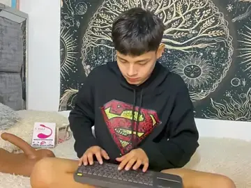 Stripchat Free Porn Cam of Andy_Belier23
