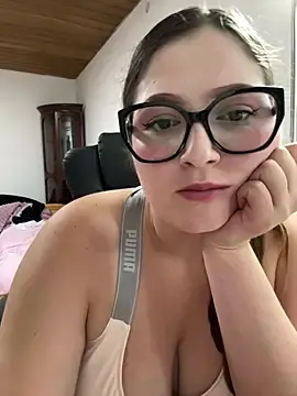 Stripchat Adult Video Chat of Kamilla_Loop