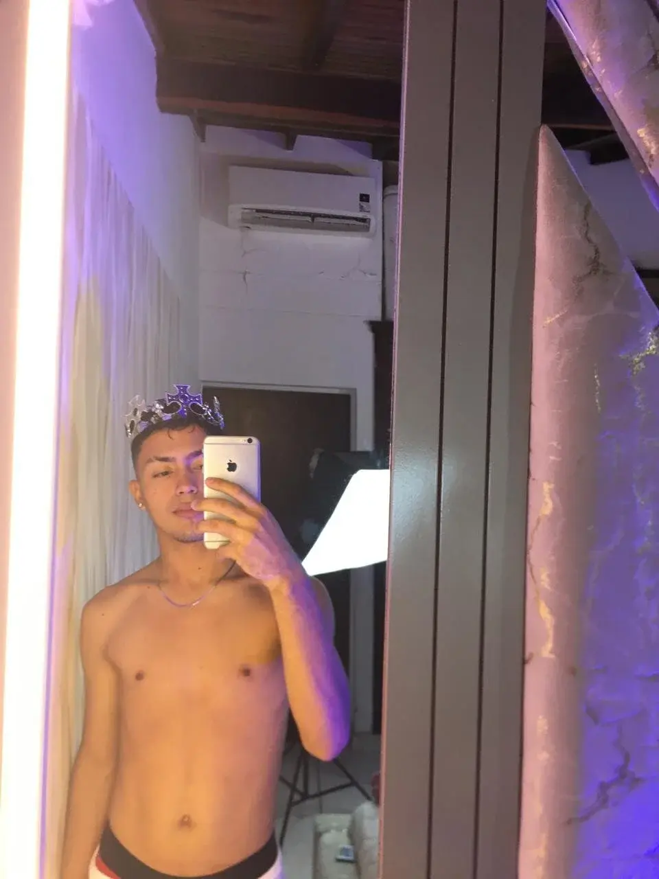 VERY_HOT_GUYS