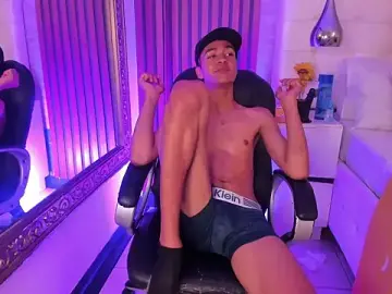 Stripchat Free Porn Cam of KyleeSmiith