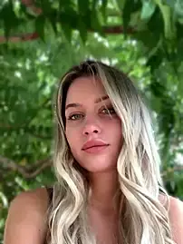Stripchat Live Sex Cam of KikiWatson