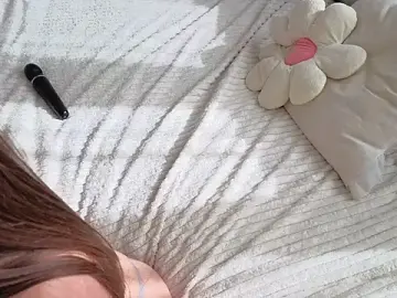 Stripchat Live Sex Cam of Kira_mindnes