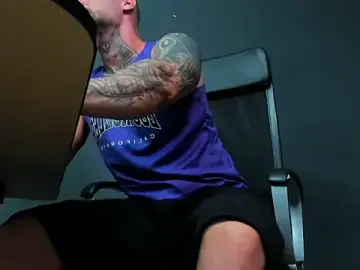 Stripchat Live Sex Cam of BrianHunts