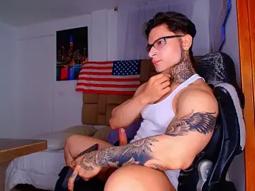Stripchat Free Porn Cam of DennisWalkerr