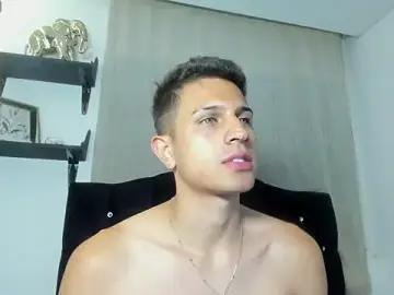 Stripchat Live Sex Cam of kevin_ahss