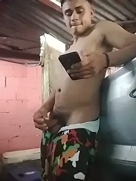 Stripchat Live Sex of HOTRAINYGOLDEN