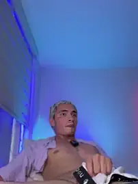Stripchat Sex Cam of santikhalifa