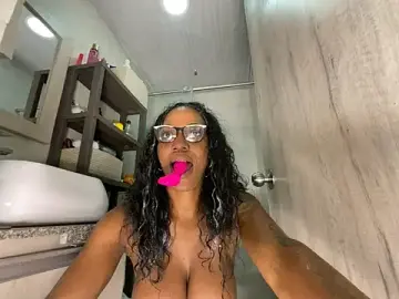 Stripchat Adult Webcam of Bustykeyla