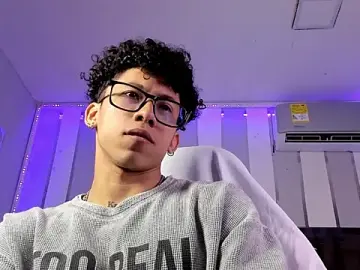 Stripchat Free Live Porn of AkazaBoy_