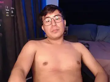Stripchat Live Sex of andrewmhilton_