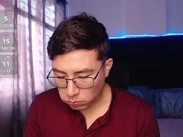 Stripchat Sex Cam of andrewmhilton_
