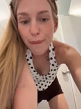 Stripchat Adult Webcam of kira_mia