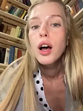 Stripchat Live Porn of kira_mia