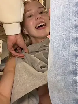 Stripchat Live Sex Cam of kira_mia