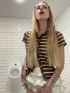 Stripchat Free Porn Cam of kira_mia