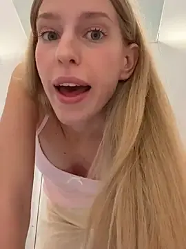 Stripchat Free Live Porn of kira_mia
