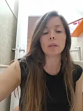 Stripchat Live Sex Cam of karina_warthon