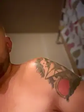Stripchat Live Sex Cam of shehandme